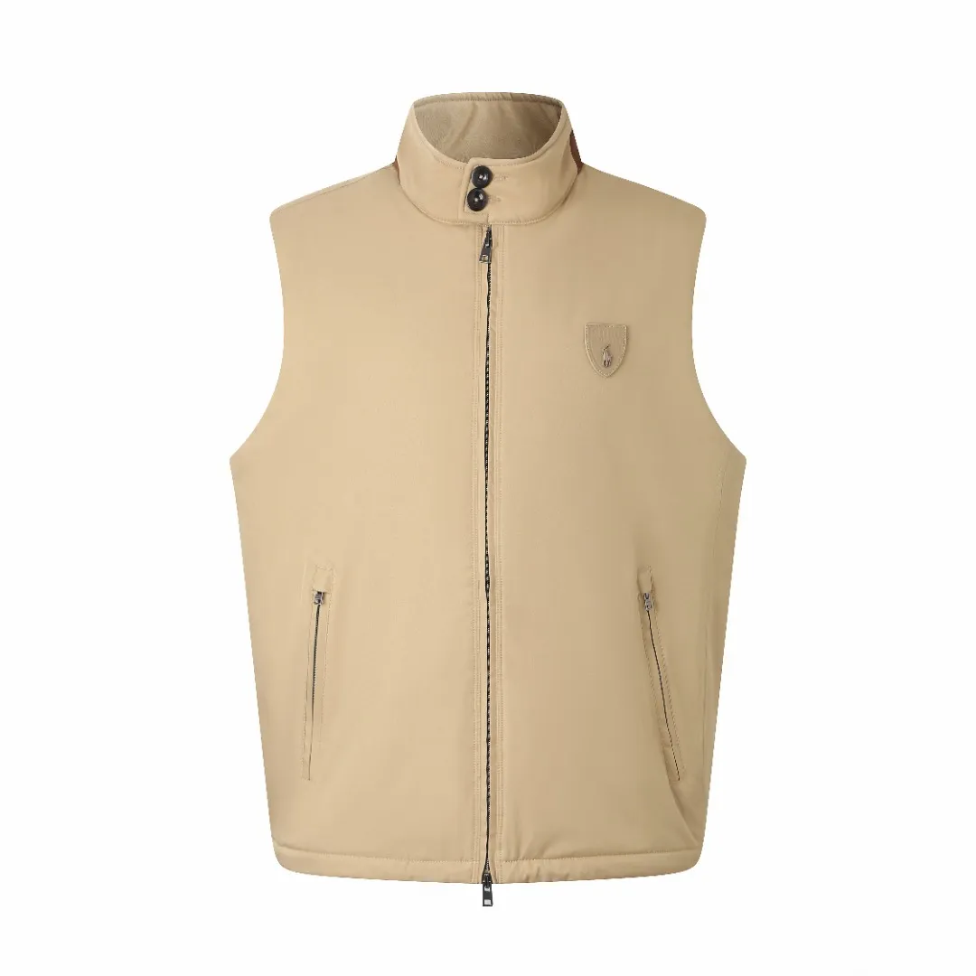 P540 Ralph Lauren Gorham Cotton Vest Outer fabric: Made of high-density nylon. The fabric is not only light and wear-resistant, but can also effectively block wind and rain from the outside while keeping the inside dry. Inner fabric: Made of soft nylon taffeta to provide a comfortable wearing experience.  1. Piece-wise splicing: After cutting, the various parts of the vest (such as front and back pieces, side pieces, collar, etc.) are assembled together through precise splicing technology. When splicing, pay attention to aligning the seams to ensure that the whole piece is smooth and wrinkle-free. 2. Detail processing: Hidden sewing technology is used for the stitching at the joints to make the stitching less noticeable and improve the aesthetics. At the same time, for parts that are prone to wear and tear, such as collars and cuffs, reinforced splicing or hemming may be used to increase durability.  Customized auxiliary materials 1:1 customized chest leather label 1:1 customized zipper 1:1 customized buttons and rope buckles 1:1 customized main wheat, washed wheat, tag, Khaki Style number: D222 Size: S M L XL